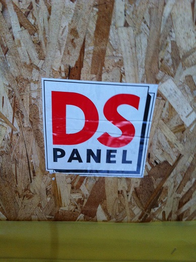 DSパネルの木質面材に貼られたDS PANELの商品シール