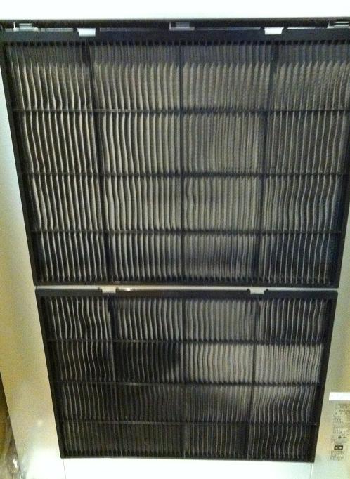 全館空調のフィルターを掃除機で吸い取っている様子